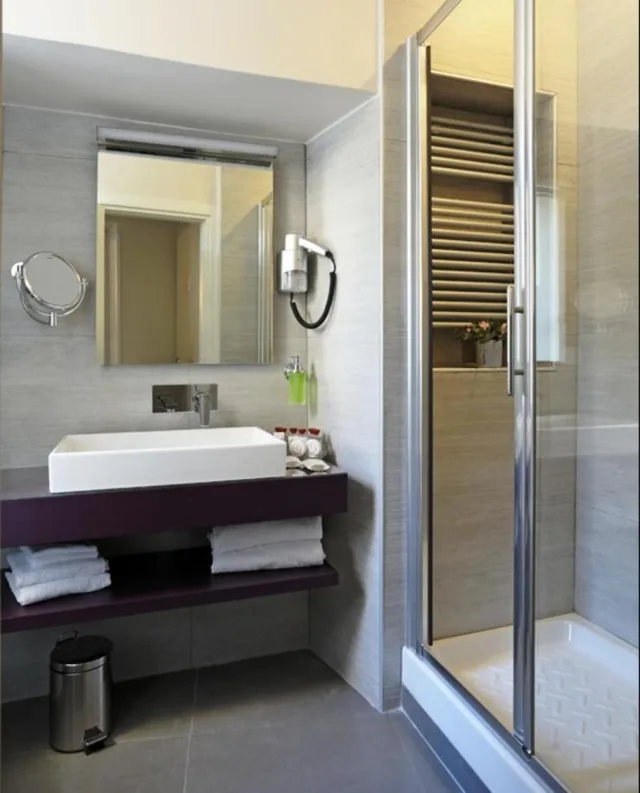 جناح جونيور بسرير كينج، Trevi Palace Luxury Inn 4/4