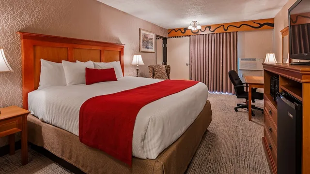 جناح بسرير فردي بإطلالة على النهر بشرفة بغرفتي نوم، Best Western Plus Rivershore Hotel 2/5