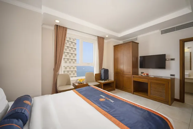 غرفة ديلوكس بسرير كينج بإطلالة جزئية على البحر، BlueSun Danang Beach Hotel 2/10