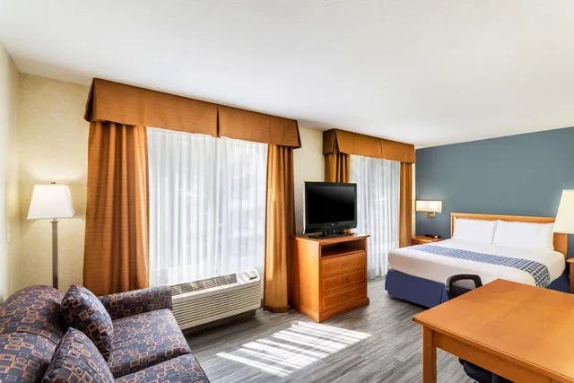 جناح بسرير كوين مع أريكة في المبنى الرئيسي، Econo Lodge Inn & Suites Calgary - University 3/7