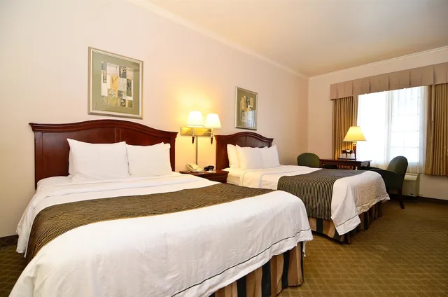 جناح عائلي بسريرين كوين مع أريكة بمنطقة جلوس، Best Western Plus Country Park Hotel 1/7