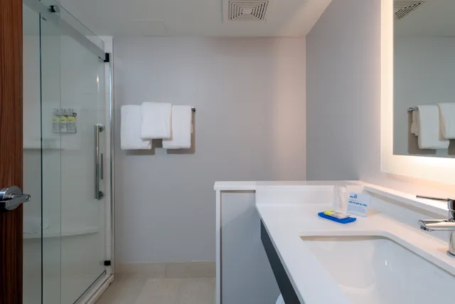 غرفة بزنس بسرير كينج، Holiday Inn Express Suites Tulsa Downtown Arts District 3/3