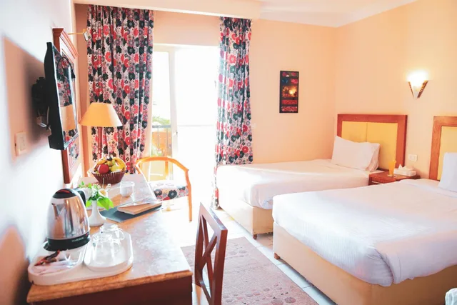 غرفة قياسية بسريرين منفصلين بإطلالة على الحديقة، Retal View El Sokhna Hotel & Resort 2/2