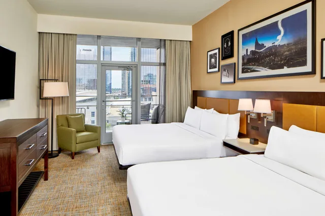غرفة بسرير كينج لذوي الإعاقة، Embassy Suites by Hilton Nashville Downtown Convention Center 1/7