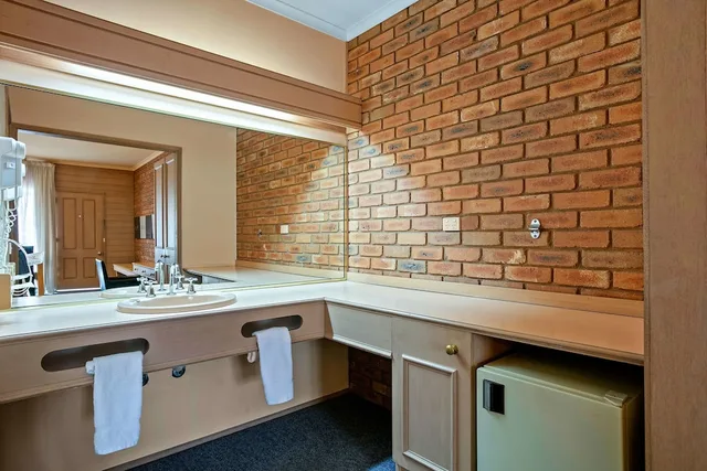 غرفة قياسية بسرير مزدوج وسريرين منفصلين في الطابق الأرضي، Quality Inn Colonial 7/8