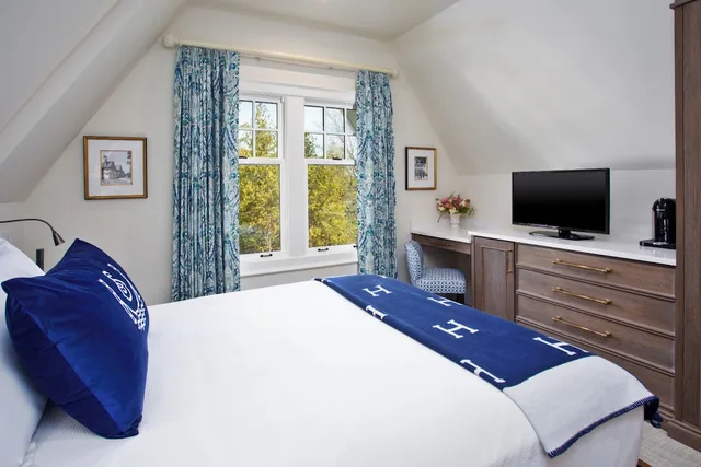 Deluxe, Queen Bed, The Inn At Stonecliffe 3/6
