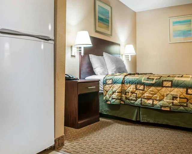 Efficiency, Queen Bed, Smoking، Suburban Studios Alamogordo 2/4