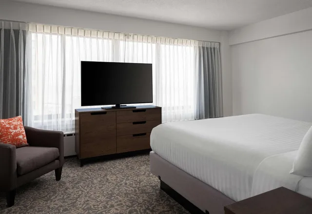 جناح بسرير كينج وسرير كوين بغرفتي نوم مع أريكة، Sonesta ES Suites Chicago Downtown Magnificent Mile 1/3