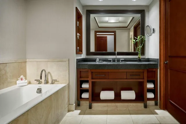 جناح بسريرين مزدوجين بغرفة نوم واحدة مع أريكة، The Ritz-Carlton Georgetown, Washington, D.C. 2/3
