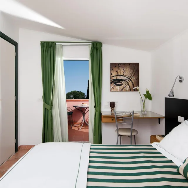 غرفة بسرير مزدوج بشرفة، Hotel La Pensione Svizzera 3/5