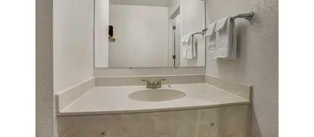 1 King Bed - Mobil Access Tub Nsmk Micfridg، Motel6 Clovis, NM 5/7
