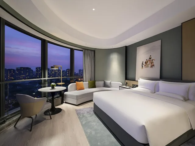 غرفة ديلوكس بسرير كينج بإطلالة على البحيرة، Novotel Shanghai Wanyuan 2/5