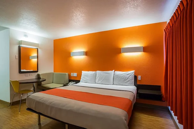 غرفة قياسية بسرير كينج، Motel6 Wenatchee, WA 1/8