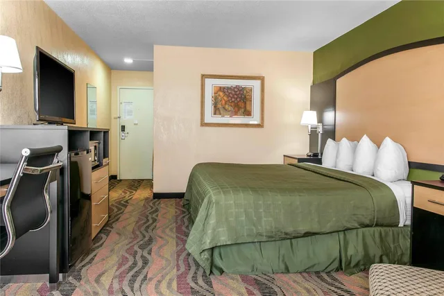 غرفة بسرير كينج، Quality Inn Conference Center Logansport 1/3