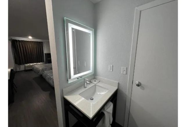 1 Queen Bed - ADA/RI Shower/Nsmk/Kitchen، Studio6 Altoona, IA - Des Moines East 6/9