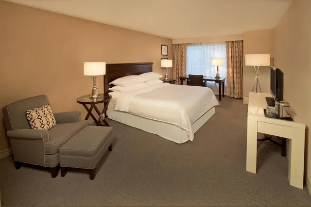 غرفة بسرير كينج، Sheraton Louisville Riverside Hotel 5/5