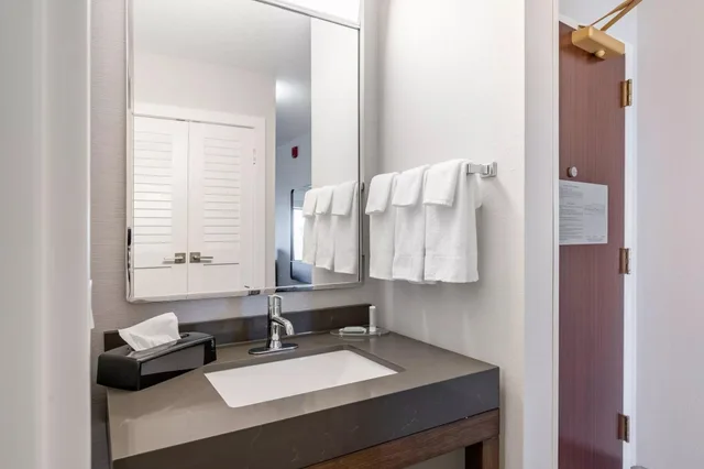 غرفة بسرير كينج، Courtyard By Marriott Burlington Williston 8/10