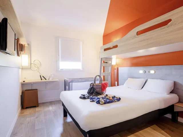 غرفة ثلاثية بسرير مزدوج وسرير بطابقين، Ibis Budget Perpignan Nord 5/10