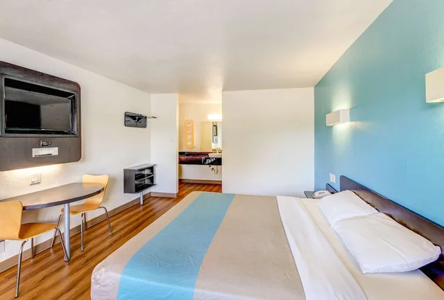 غرفة قياسية بسرير كينج، Motel6 Waco, TX - Lacy Lakeview 1/10