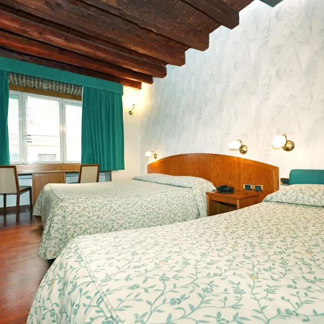 غرفة ثلاثية، Hotel Corot 3/10