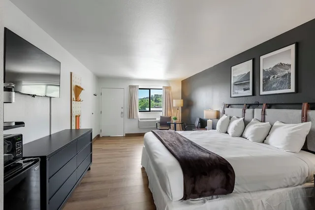 غرفة قياسية بسرير كينج، Adventure Inn Durango 1/4