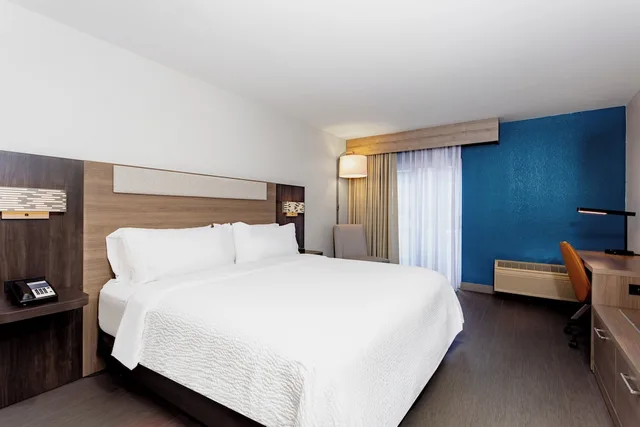 Standard, King Bed, Pool Access, Holiday Inn Express Clearwater East Icot Center 3/9
