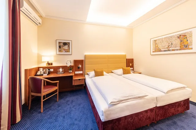 غرفة بريميوم ثلاثية بثلاثة أسرّة بإطلالة على الفناء، Austria Classic Hotel Wien 6/10