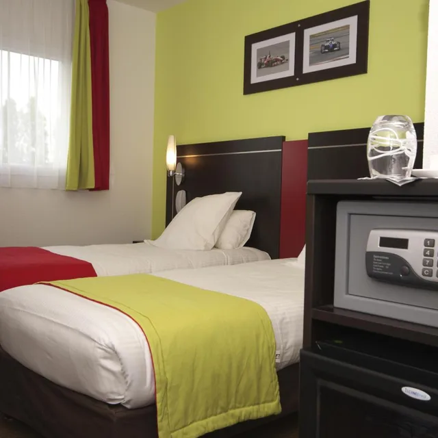 غرفة بسريرين منفصلين، Hotel Kyriad Design Enzo Thionville 1/10