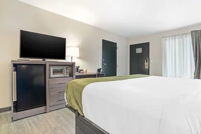 غرفة بسرير كينج لذوي الإعاقة، Quality Inn Foley - Gulf Shores North 4/8
