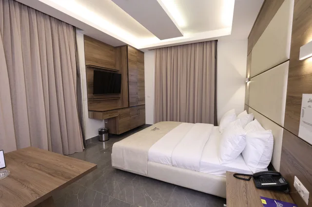 جناح جونيور بسرير كوين، Ibiza hotel 3/10