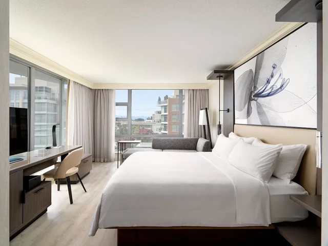 غرفة ركنية بسرير كينج بإطلالة على المدينة، Marriott Victoria Inner Harbour 2/10
