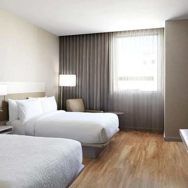 غرفة بسريرين مزدوجين بحوض استحمام لذوي الإعاقة، AC Hotel by Marriott Miami Aventura 2/7