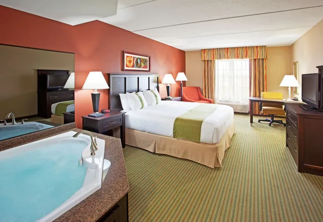 غرفة قياسية بسرير كينج مع أريكة، Holiday Inn Midland 6/8