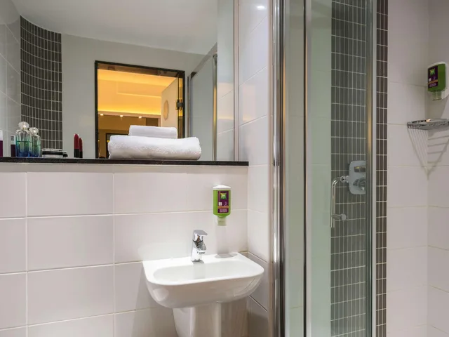 Trendy, 1 Double and 1 Single Bed، ibis Styles Nairobi Westlands 5/6