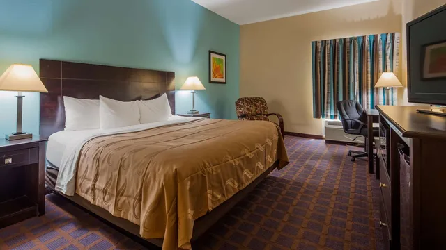 غرفة بسرير كينج، Red Lion Inn & Suites Blue Springs 2/5