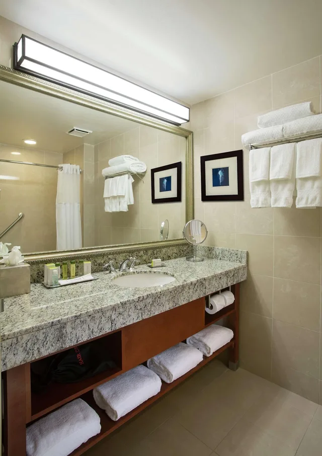 junior suite, multiple beds، DoubleTree by Hilton Hotel Miami Airport and Convention Center 3/3