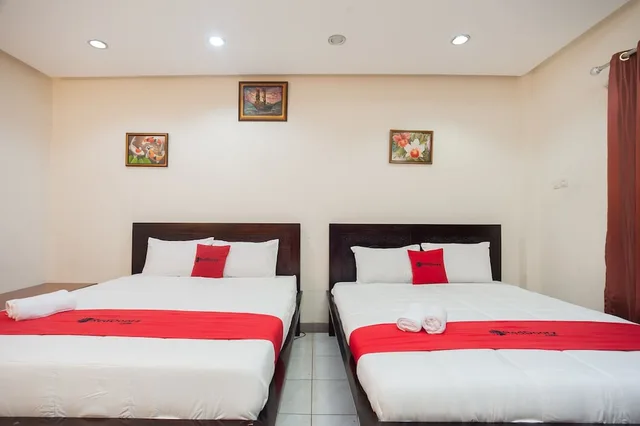 غرفة بريميوم بسريرين منفصلين، Reddoorz Plus Near Universitas Indonesia 1/5