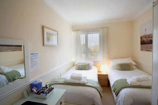 غرفة قياسية بسريرين منفصلين بإطلالة على البحر، Watersedge Guest House 1/2