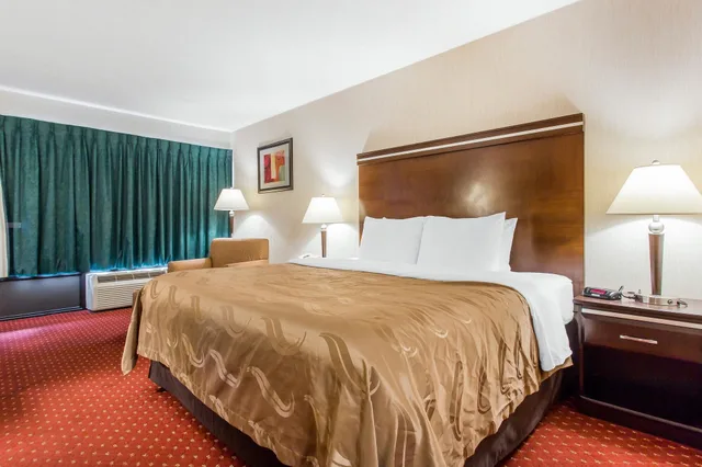 Room, King Bed, Accessible, Quality Inn Mount Airy Mayberry 3/7