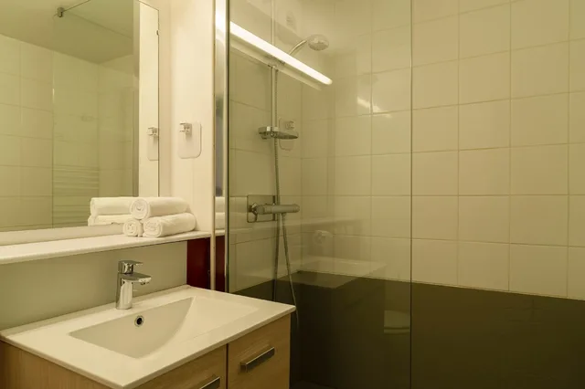 Family Suite, 1 Double and 3 Single Beds، Inter Hotel Morlaix Ouest 3/6