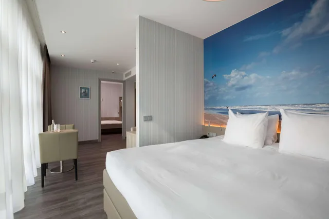 Family, 1 King and 1 Single Beds, Bunk Beds, Large, Ramada by Wyndham The Hague Scheveningen 2/7