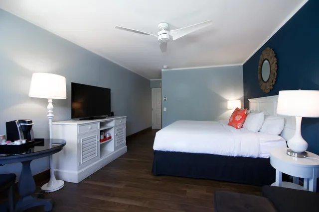 غرفة بسرير كينج بإطلالة على المدينة بشرفة، Banana Bay Resort and Marina 3/8