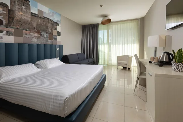 Superior, Queen Bed, Lateral Side Sea View, Sofa, Balcony، MERCURE RIMINI ARTIS 1/7
