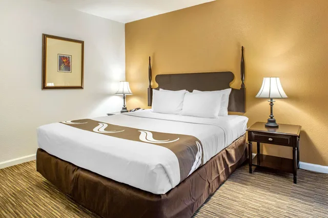 Suite, King Bed, Quality Inn & Suites Tulare CA 5/10