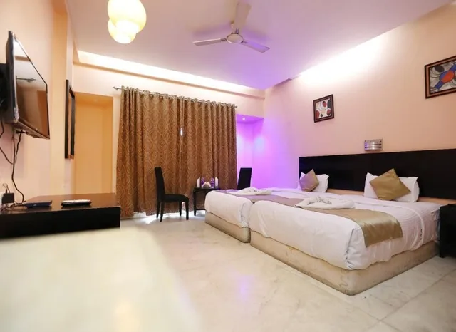 Deluxe, King Bed, Hotel Aristro 6/8
