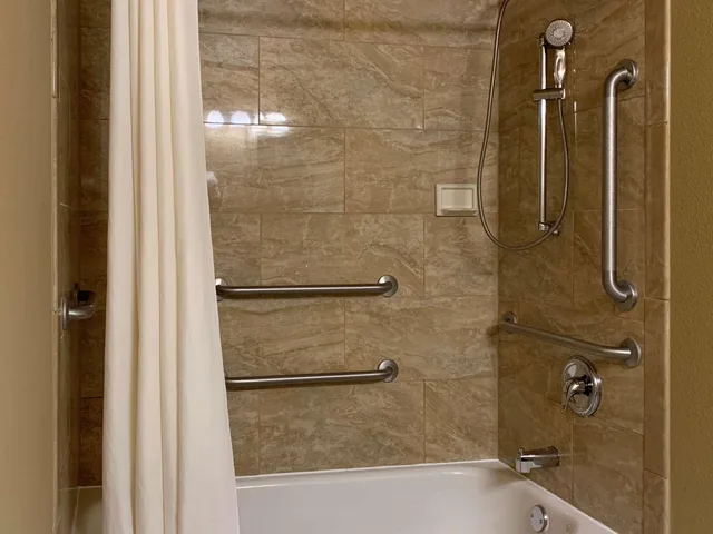 غرفة بسرير مزدوج لذوي الإعاقة، Comfort Inn Saint Paul East MN 4/4