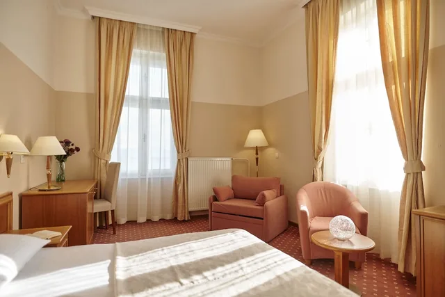 غرفة قياسية بسريرين منفصلين بإطلالة على البحر بشرفة، Hotel Lovran 5/7