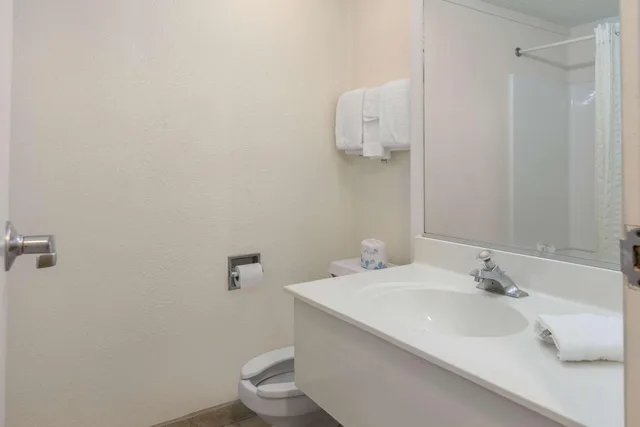 Room, Double Bed, Rodeway Inn Auburn Hills - Detroit 5/6