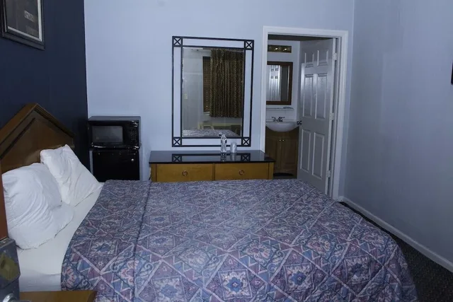 غرفة بسرير كوين للمدخنين، At 9 Motel Near Freehold I-195 2/10
