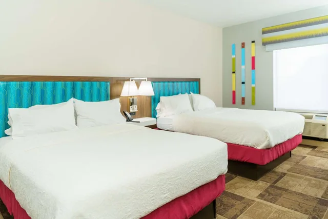 غرفة بسرير كينج وسريرين كوين، Hampton Inn Garden City, KS 7/10